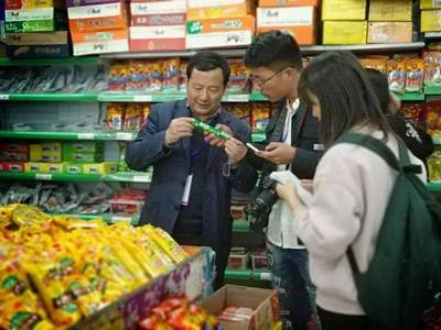 我校后勤領(lǐng)導(dǎo)小組深入地超開(kāi)展商品調(diào)研，全面摸底市場(chǎng)情況